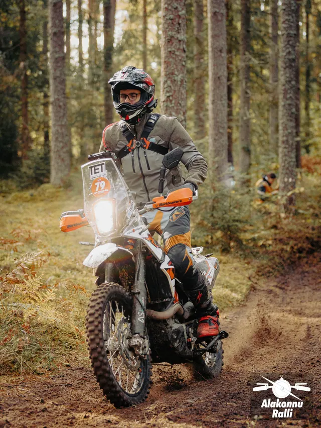 Mootorrattur sõidab mööda sügisest metsarada – Alakonnu Ralli 2026, SS2 · SS3