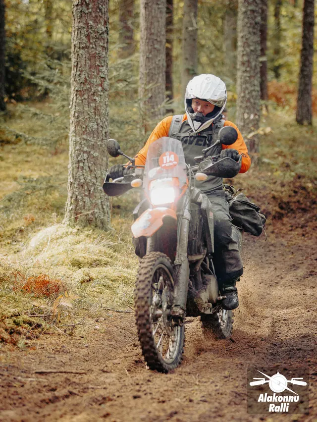 Mootorrattur sõidab mööda sügisest metsarada – Alakonnu Ralli 2026, SS2 · SS3