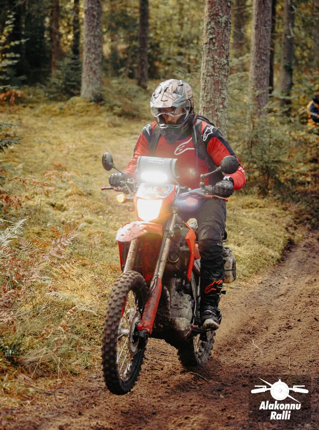 Mootorrattur sõidab mööda sügisest metsarada – Alakonnu Ralli 2026, SS2 · SS3