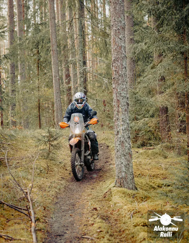 Mootorrattur sõidab mööda sügisest metsarada – Alakonnu Ralli 2026, SS2 · SS3