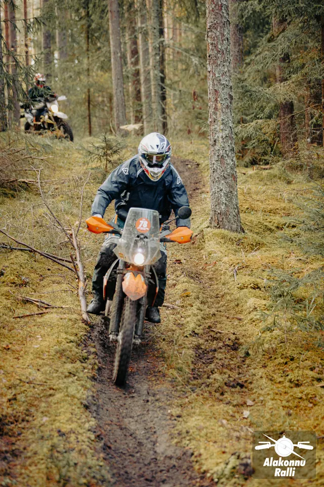 Mootorrattur sõidab mööda sügisest metsarada – Alakonnu Ralli 2026, SS2 · SS3