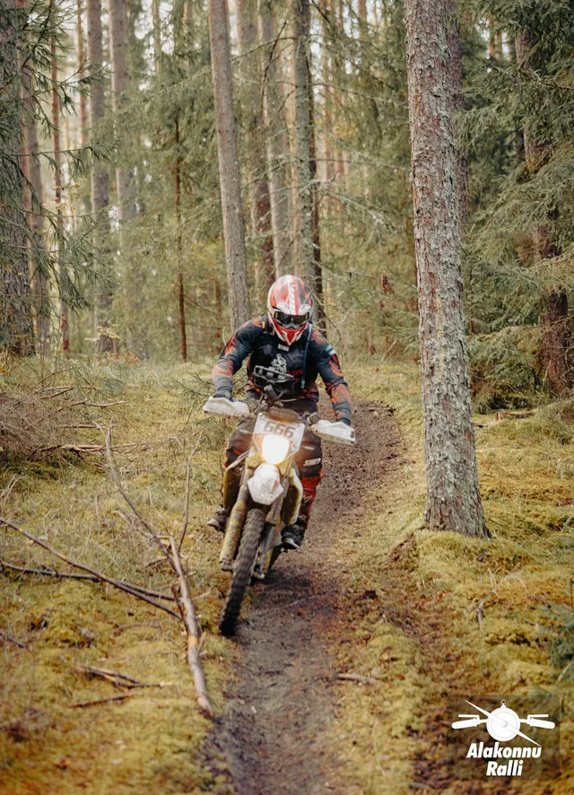 Mootorrattur sõidab mööda sügisest metsarada – Alakonnu Ralli 2026, SS2 · SS3