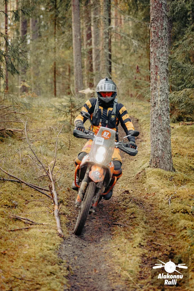 Mootorrattur sõidab mööda sügisest metsarada – Alakonnu Ralli 2026, SS2 · SS3