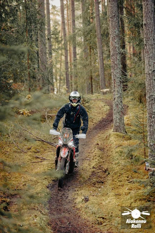 Mootorrattur sõidab mööda sügisest metsarada – Alakonnu Ralli 2026, SS2 · SS3