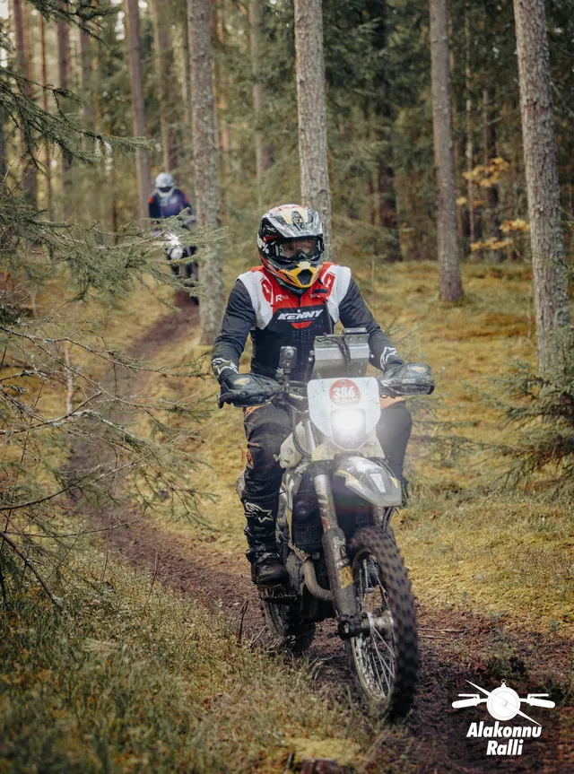 Mootorrattur sõidab mööda sügisest metsarada – Alakonnu Ralli 2026, SS2 · SS3