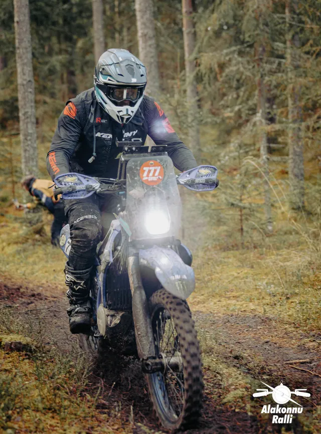 Mootorrattur sõidab mööda sügisest metsarada – Alakonnu Ralli 2026, SS2 · SS3