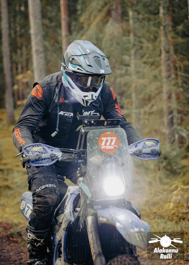 Mootorrattur sõidab mööda sügisest metsarada – Alakonnu Ralli 2026, SS2 · SS3
