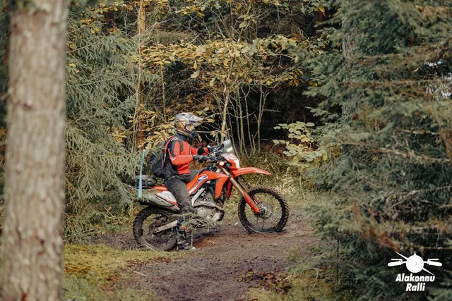 Mootorrattur sõidab mööda sügisest metsarada – Alakonnu Ralli 2026, SS2 · SS3