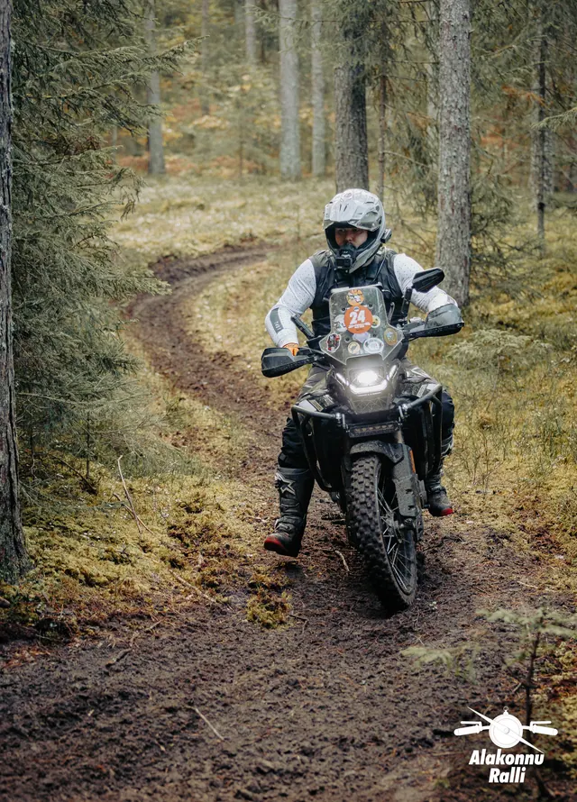 Mootorrattur sõidab mööda sügisest metsarada – Alakonnu Ralli 2026, SS2 · SS3