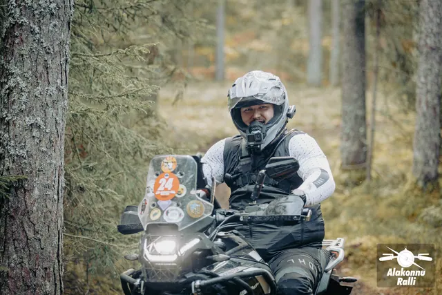 Mootorrattur sõidab mööda sügisest metsarada – Alakonnu Ralli 2026, SS2 · SS3