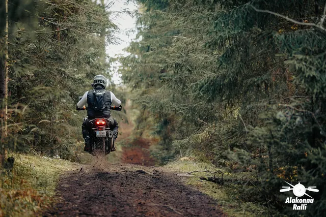 Mootorrattur sõidab mööda sügisest metsarada – Alakonnu Ralli 2026, SS2 · SS3