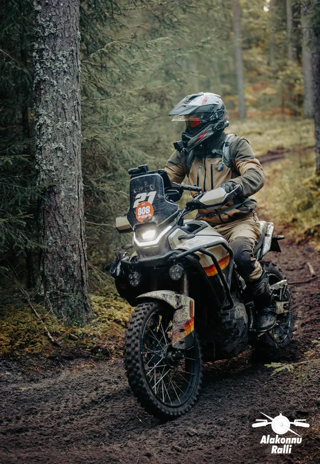 Mootorrattur sõidab mööda sügisest metsarada – Alakonnu Ralli 2026, SS2 · SS3