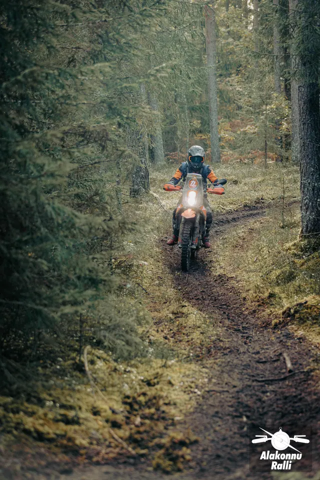 Mootorrattur sõidab mööda sügisest metsarada – Alakonnu Ralli 2026, SS2 · SS3