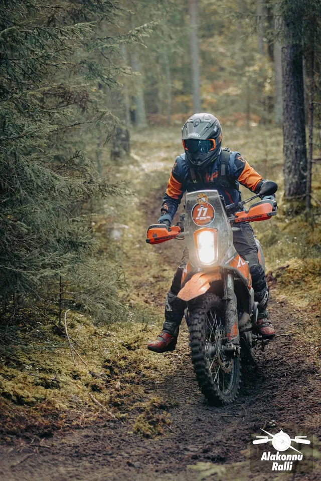Mootorrattur sõidab mööda sügisest metsarada – Alakonnu Ralli 2026, SS2 · SS3