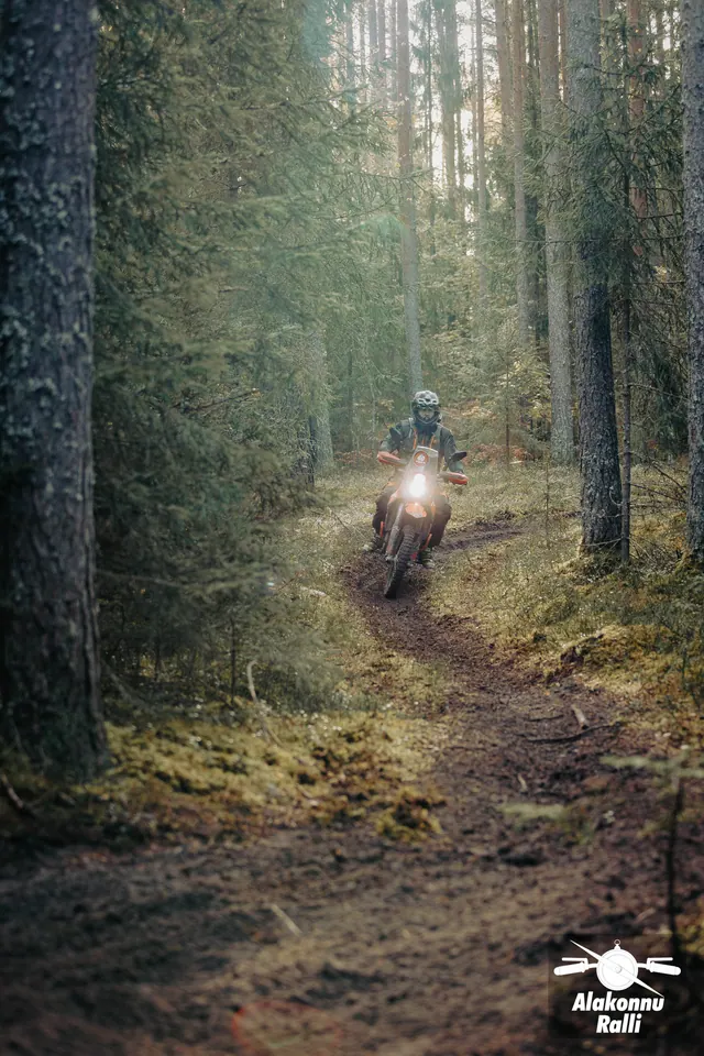Mootorrattur sõidab mööda sügisest metsarada – Alakonnu Ralli 2026, SS2 · SS3