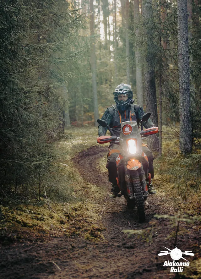 Mootorrattur sõidab mööda sügisest metsarada – Alakonnu Ralli 2026, SS2 · SS3