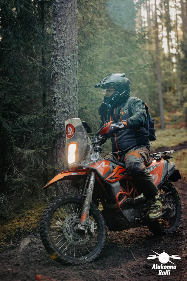 Mootorrattur sõidab mööda sügisest metsarada – Alakonnu Ralli 2026, SS2 · SS3