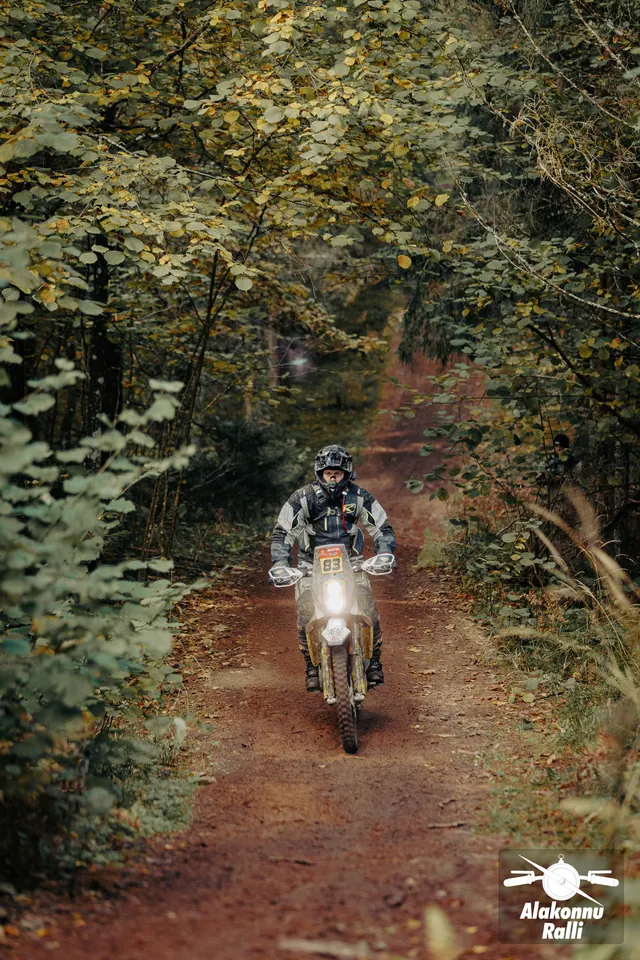Mootorrattur sõidab mööda sügisest metsarada – Alakonnu Ralli 2026, SS2 · SS3
