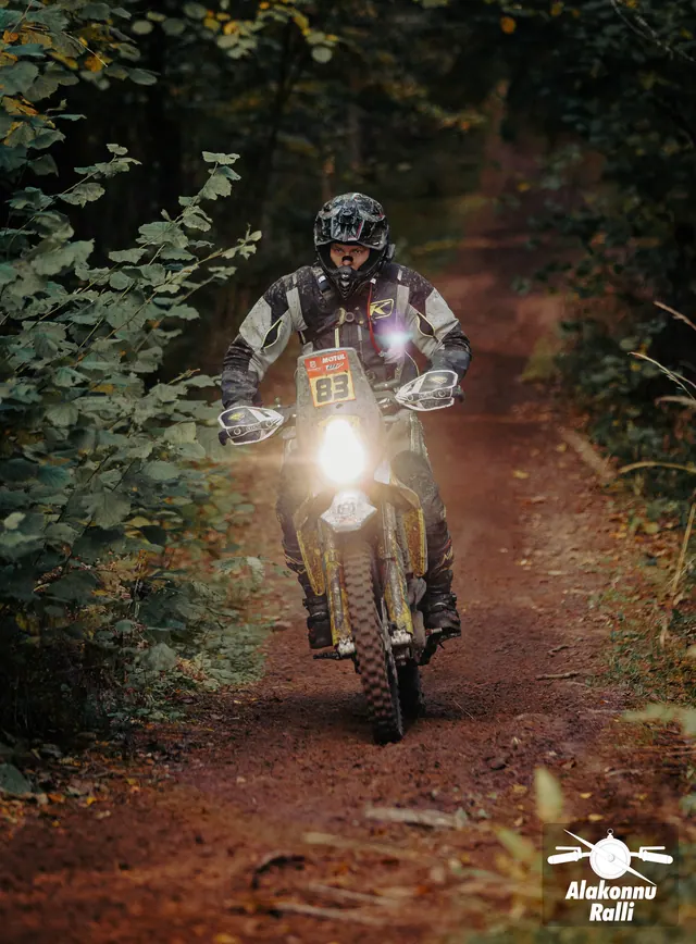 Mootorrattur sõidab mööda sügisest metsarada – Alakonnu Ralli 2026, SS2 · SS3