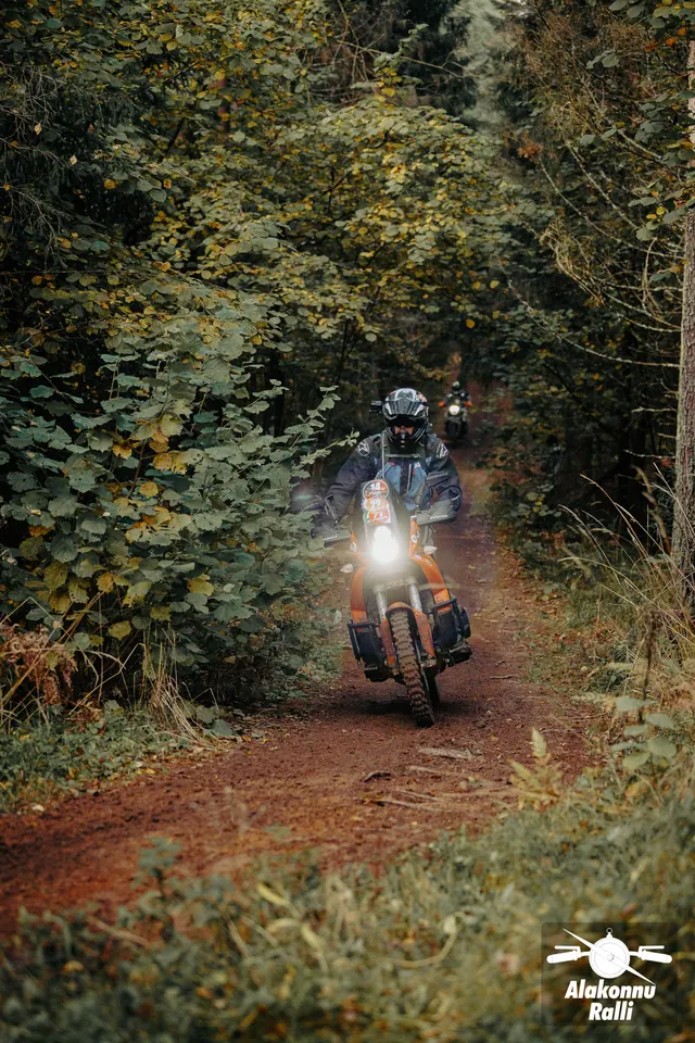 Mootorrattur sõidab mööda sügisest metsarada – Alakonnu Ralli 2026, SS2 · SS3