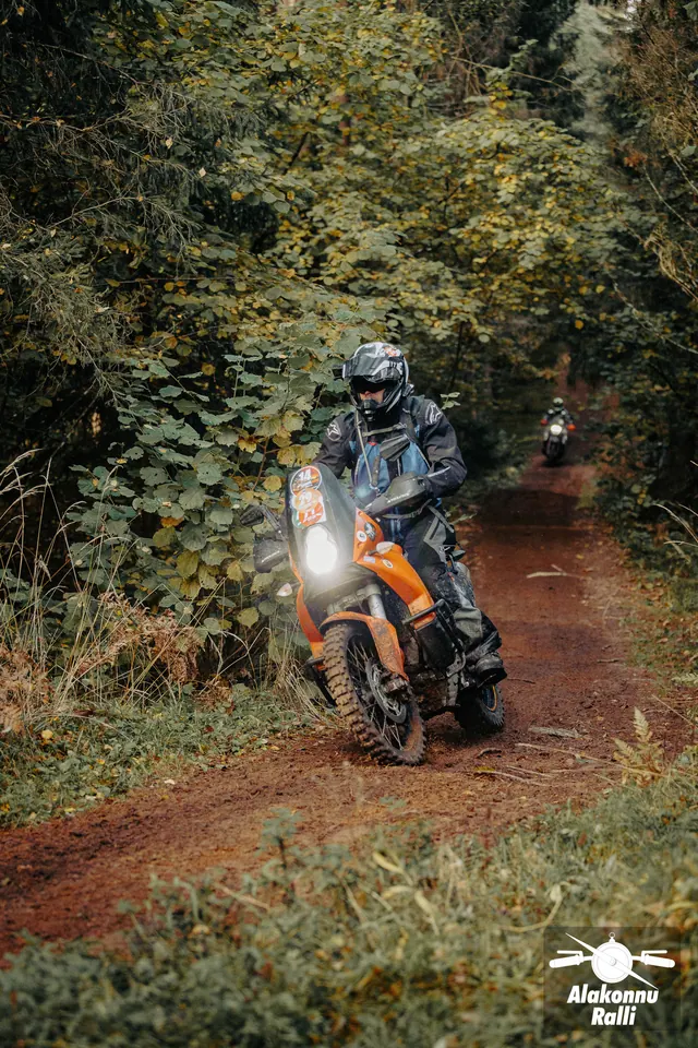 Mootorrattur sõidab mööda sügisest metsarada – Alakonnu Ralli 2026, SS2 · SS3