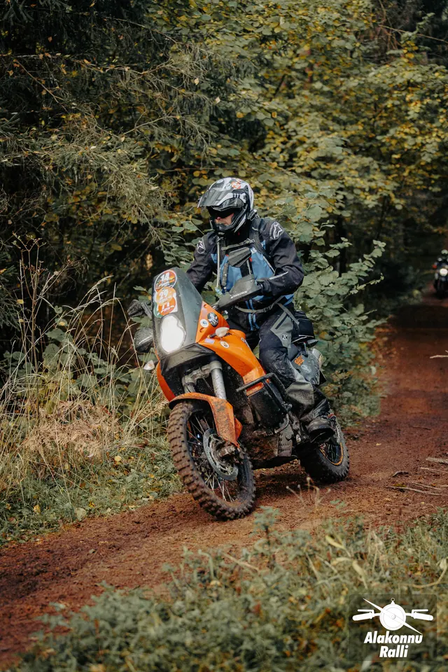 Mootorrattur sõidab mööda sügisest metsarada – Alakonnu Ralli 2026, SS2 · SS3