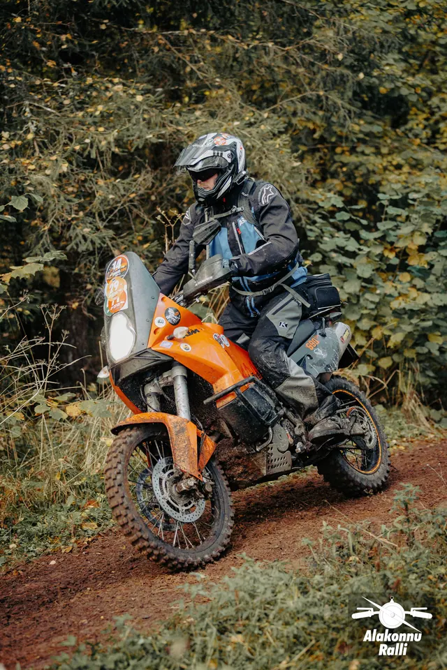 Mootorrattur sõidab mööda sügisest metsarada – Alakonnu Ralli 2026, SS2 · SS3