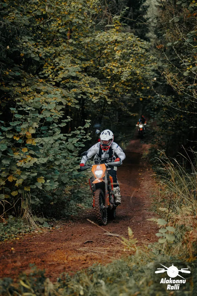 Mootorrattur sõidab mööda sügisest metsarada – Alakonnu Ralli 2026, SS2 · SS3