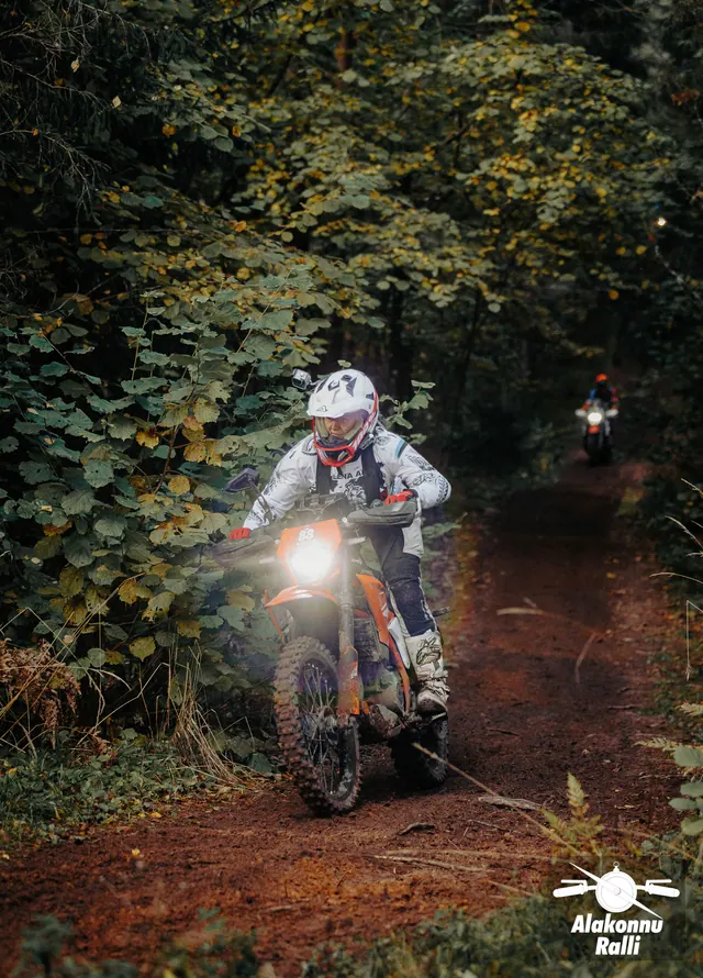 Mootorrattur sõidab mööda sügisest metsarada – Alakonnu Ralli 2026, SS2 · SS3