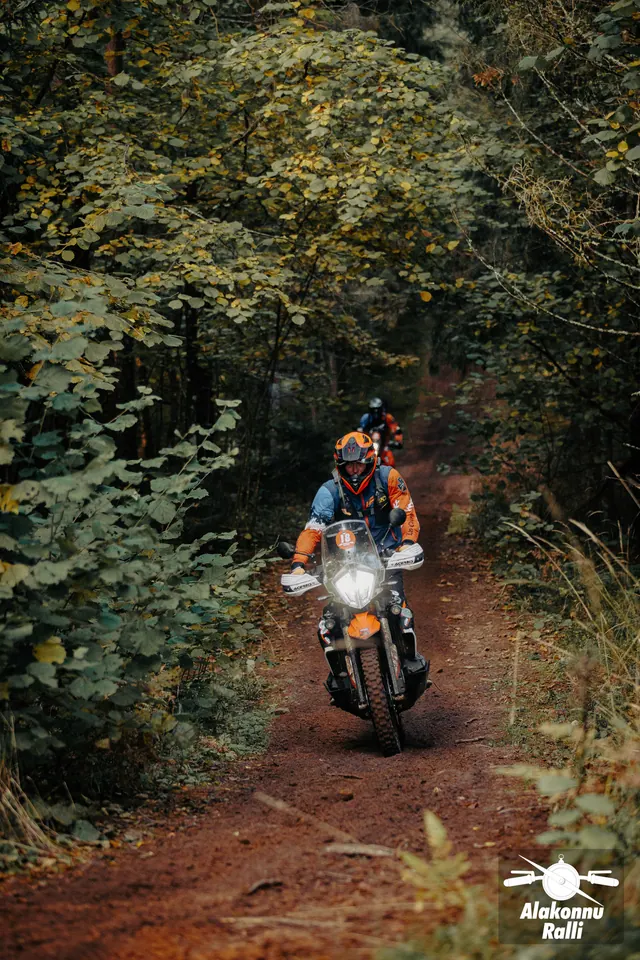 Mootorrattur sõidab mööda sügisest metsarada – Alakonnu Ralli 2026, SS2 · SS3