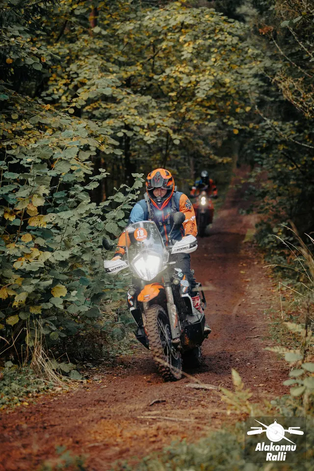 Mootorrattur sõidab mööda sügisest metsarada – Alakonnu Ralli 2026, SS2 · SS3