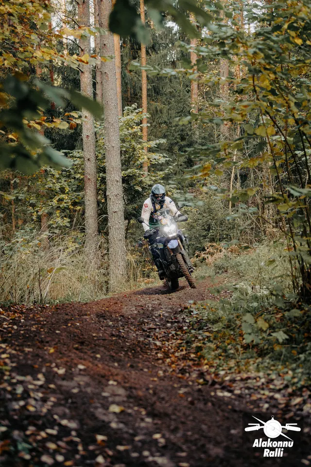 Mootorrattur sõidab mööda sügisest metsarada – Alakonnu Ralli 2026, SS2 · SS3