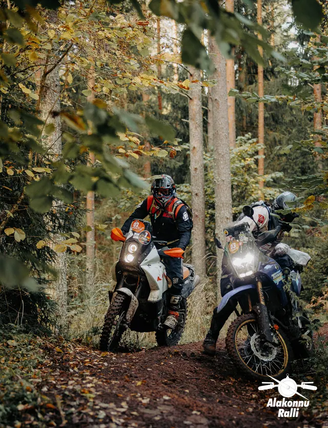 Mootorratturid sügisesel metsarajal – Alakonnu Ralli 2026, SS2 · SS3